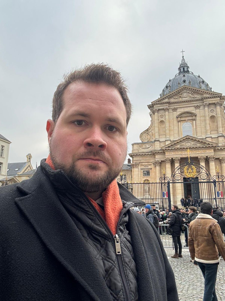 Anders_Vistisen's tweet photo. I dag deltager jeg i begravelsesceremonien for Jean-Marie Le Pen i Paris. Det er en stor ære at hylde en af de mest markante og modige politikere, vores tid har set.

Jeg husker Le Pen tydeligt fra min første periode i Europa-Parlamentet. Han var ikke blot en fremragende taler, men også en urokkelig modstander af et magtfuldkomment og centralistisk EU.

Jean-Marie Le Pen var en ægte pioner, der nægtede at lade sig kue af politisk korrekthed. Han talte frygtløst om Frankrigs fejlslagne udlændingepolitik og advarede allerede for årtier siden mod konsekvenserne af den ukontrollerede muslimske masseindvandring. 

Frankrig står i dag som Europas mest belastede land, når det kommer til indvandringens negative konsekvenser. Havde de franske politikere lyttet til Le Pen for 40 år siden, ville Frankrig i dag være et bedre land.

Det er stærkt at opleve, hvordan så mange fra den europæiske højrefløj i dag samles for at ære en mand, der aldrig bøjede af, men altid gik forrest i kampen for sit fædreland. 

Jean-Marie Le Pen vil blive husket som en banebrydende skikkelse, der turde sige sandheden og kæmpede for de idealer, som mange i dag tager for givet.