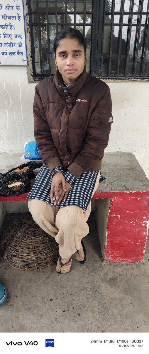 DeepakS77095091's tweet photo. यह लड़की पीलीभीत से है ये.. ट्रेन से कटने आई थी बरहा रेलवे क्रॉसिंग पर मैंने भागकर इसको ट्रेन 🚂 से बचाया इसकी मजबूरी पूछी तब बता रही कि मां भाई बहन कोई नहीं हैं पापा हैं उन्होंने दूसरी शादी कर ली और मुझे घर से निकाल दिया.मेरा कोई नहीं है.पापा का नाम रघुवीर सिंह यादव बता रही है https://t.co/mGVJXXgY93