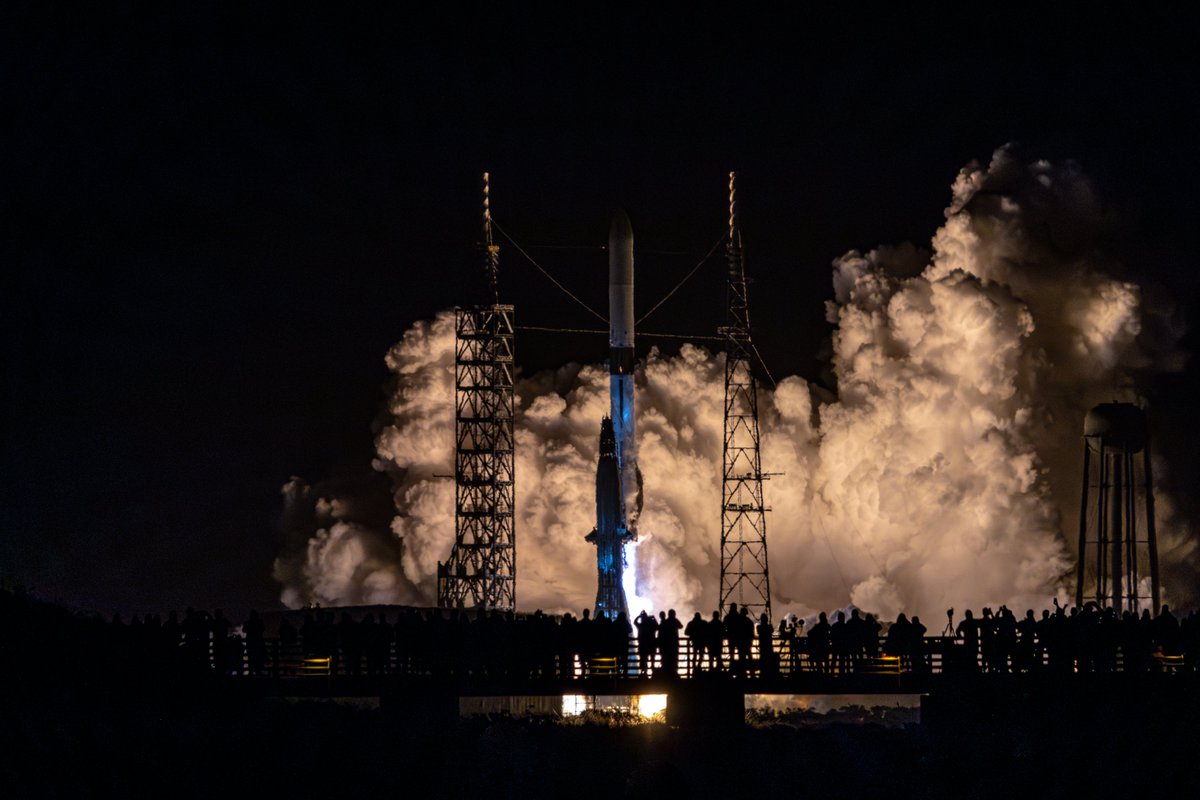 ChadwickSpace's tweet photo. Emotions soar as New Glenn takes off for the first time this morning in front of a crowd of spectators. Good job @blueorigin and to everyone working there. This has definitely been one for the history books. 

#NewGlenn #NG1 #BlueOrigin @JeffBezos 

📸Me https://t.co/zf3TWg1UZM