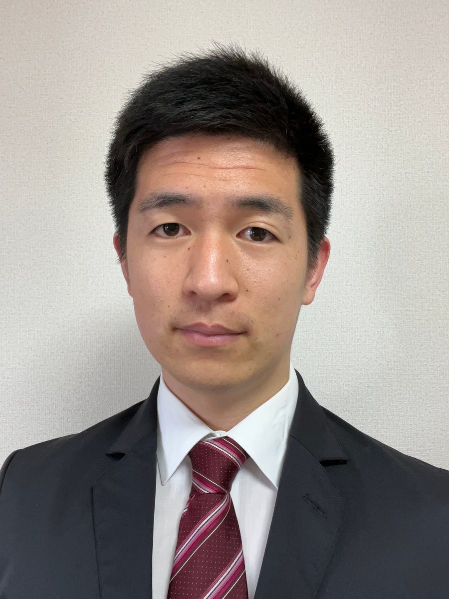 Yuuki_Coach_MYC's tweet photo. 【大企業退職の決断】
2025年1月15日をもって日本を代表する業界最大手企業を退職する決断をしました。「自分の人生を自分で決断して自分で生きたいように生きる。」未来への強い覚悟と強い気持ちをもってこの決断をしました。

この決断をするまでに多くの葛藤やそこから出てくる様々な感情がありました。ここ数ヶ月間の感情、葛藤や悩みなどを全てオープンにします。

まずこの決断を考え始めたのが11月中旬でした。

本業ではチームのサブ総括という立場からメンバーの困りごとを解決したり、自分自身も困難な仕事に立ち向かっていました。

とても重要なプロジェクトメンバーに抜擢されたり、日々の英語MTGを通じて、グローバルに仕事をさせてもらいました。

特にメキシコとのMTGは朝8時からスタートするので、自宅は7時過ぎに出発し、職場で最高の準備をして臨みました。世界各拠点の同僚やサプライヤー様と英語や中国語進める会議は最もやりがいのある仕事でした。

しかしこれから新規プロジェクトというタイミングで、メンバーの異動なども重なり業務負荷が純増しました。

朝7時半出社で8時から英語MTGで日中はプロジェクト推進業務。その後に個人業務ですがこれは残業時間に対応することが日常化していて、夜遅い時間まで会社で仕事をする日々が続きました。

いくらやりたい仕事とはいえ、本当にこのままで良いのかと何日間も考え続けました。今の仕事は会社の歯車の一部であること。こんなことは100も承知でした。それでも日々継続して頑張り続けた理由があります。

それは2年後の海外駐在です。
私はずっと海外駐在でグローバルリーダーになることを目標に仕事をしてきました。毎回の上司との面談でもずっと言い続けていました。2年後の海外駐在では即戦力として赴任するための目標を設定して精進していました。

上司も真剣に私にとって最も強みを発揮できる駐在先はどこか。ベスト地域を模索してくれていました。

2年後に海外駐在があるからこそ、このサブ総括としてリーダー業務はもちろん、新規プロジェクトや課題が長期化している難題にも積極的に取り組みました。

いつの日からか、2年後の自分のために今の困難を乗り越えようと現在の自分を言い聞かせるようになりました。

心から自分のやりたいことならばすぐに決断してでも行動すると思います。しかしすぐに決断できなかった理由は、自分に自信が無かったり、今の安定を手放すことの怖さやファイナンス面の不安でした。

妻とも将来の人生について本気で向き合いました。
平日の夜や休日に妻と何度も話し合いをしました。
自分の気持ちを大号泣しながら真っ直ぐに伝えました。

その時の奥さんの言葉は

「ゆうきがどんな選択をしようが一生応援し続けるし、生きたいように生きたら良い」
という強い言葉でした。

こんなにも勇気を貰える言葉をもらい、どれだけ俺のことを本気で愛し、信じてくれているのかと考えたら、本当に涙が止まらなかったです。

昨年から株式会社ミズカラにキャリアコーチとしてJoinしました。顧客の人生に対してもっと本気で関わりたい、自分の命や脳みその全てを使いきって、本気で顧客に向き合うと決断してコーチになりました。

人として、コーチとして、更なる高みを目指せる環境が目の前にあるのに、本業があるが故に、この環境を使い果たせない葛藤がめちゃくちゃありました。

平日夜のコーチのチームMTG不参加や信頼する仲間から私へ顧客が繋がれた時の即リプができない申し訳なさ。

その中で最も大きかった出来事は、私が顧客へ「自分の人生、自分で決断して自分で生きろ」とリクエストしているのにも関わらず、自分自身がその人生を100%で体現していなかったことです。

やることやらず口だけ達者なコーチほど愚かで価値がないと私は思います。なぜなら自分の人生全てを賭けてでも人生を良くしたいと覚悟を決める顧客に失礼だから。

大企業という安定や会社員の月給など「安定」を捨てることは本当に怖いことです。独身ならまだしも、奥さんやお子さんなど家庭があるならば尚更のことです。

それでも本気で獲得したいGOALへ前進するためには必要な決断です。この決断を正解にするのか、失敗で終わるのかは全て自分次第です。これは本当に自分次第です。

私は自分の人生、自分の決断を必ず正解にする生き方をします。だからこれから私自身が決断して自分が生きたいように生きることを体現していきます！

最後に写真の説明です！
1枚目：2022年 7月 転職時の履歴書の写真
2枚目：2024年 4月 コーチ養成講座卒業後の写真
3枚目：2024年 11月 ウェディングフォト
4枚目：2024年 12月　株式会社ミズカラ 刻年会