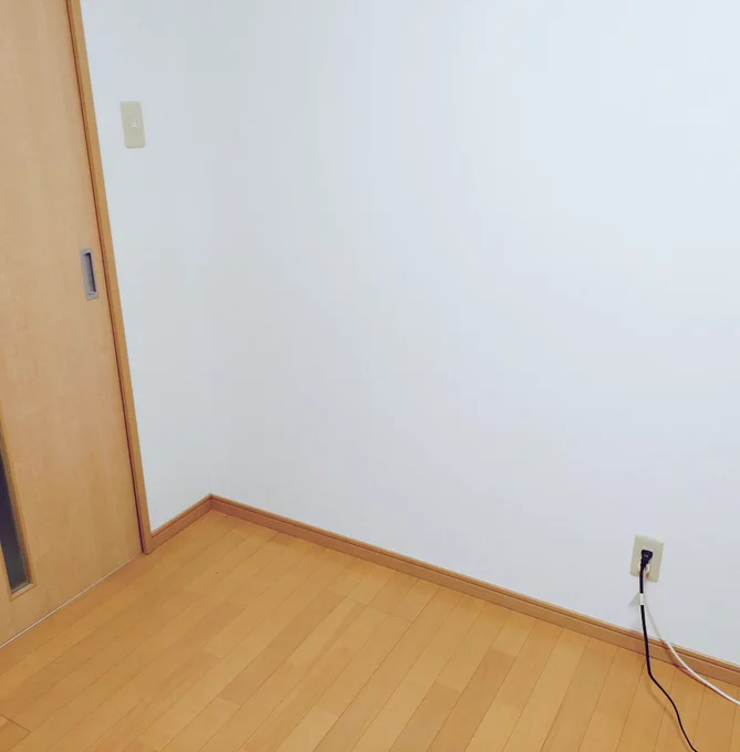 段ボールハウスの魔界みたいになってた仕事部屋を一掃してやりました、いまからここに新拠点を設立します(対面はまだ魔界