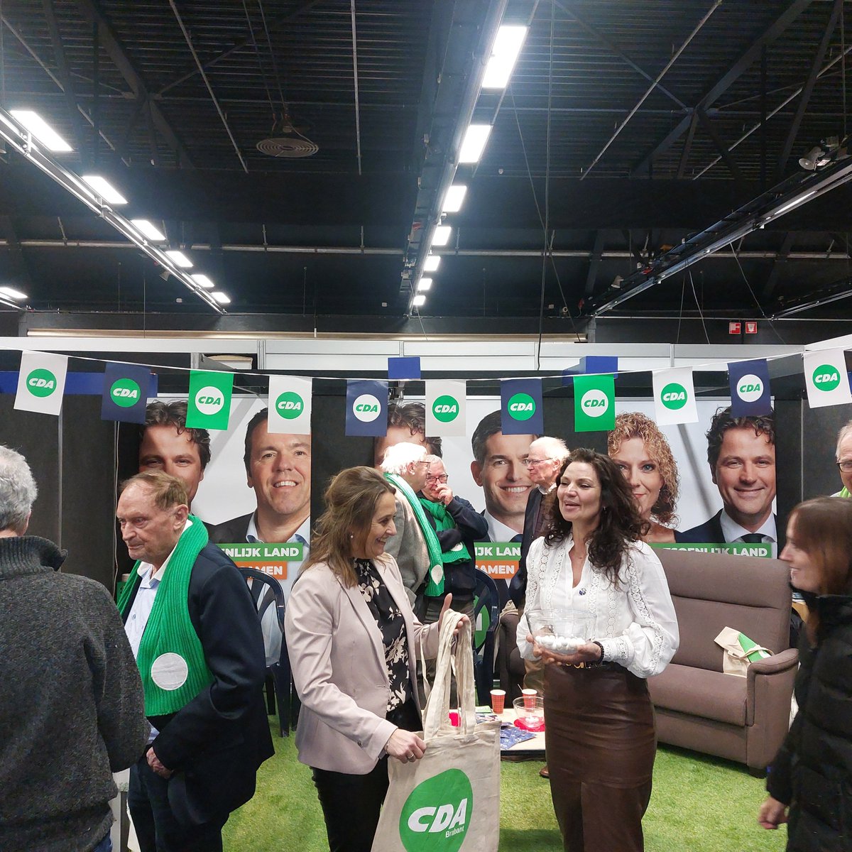 HolkeF's tweet photo. Deze week staan we op de Senioren Expo in Veldhoven en luisteren naar wat de mensen van onze generatie beweegt. Onze aanwezigheid wordt gewaardeerd en er is werk aan de winkel, dat is wel duidelijk. https://t.co/ua4Du9iHHw