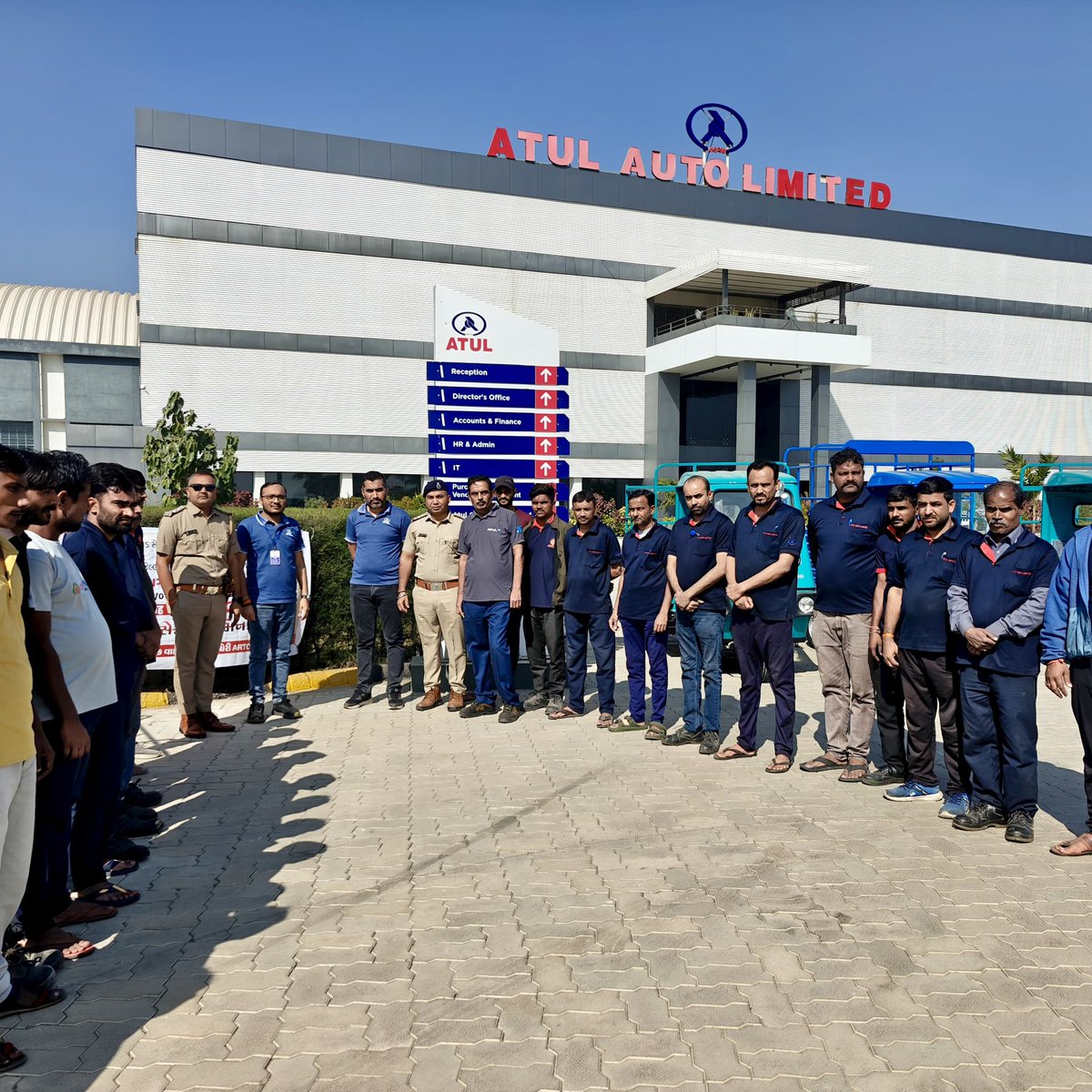 "અતુલ ઓટો પ્રાઈવેટ લીમીટેડ , ભાયાલા પ્લાન્ટ ખાતે રાષ્ટ્રીય માર્ગ સલામતી માસ-૨૦૨૫ અંતર્ગત મેન્યુફેક્ચર યુનિટના સ્ટાફ સાથે વર્તમાન મોટરવાહન કાયદાની સમજ તથા  ગુડસમારીટન્સ સ્કીમ વિષેની જનજાગૃતી વિષે સમજ  ટ્રાફીક સીગ્નલ અને સાઈન બોર્ડ ની સમજ આપવામાં આવી. <a href="/GRSAofficial/">Gujarat Road Safety Authority</a> <a href="/COTGuj_office/">Office of Commissioner of Transport</a>