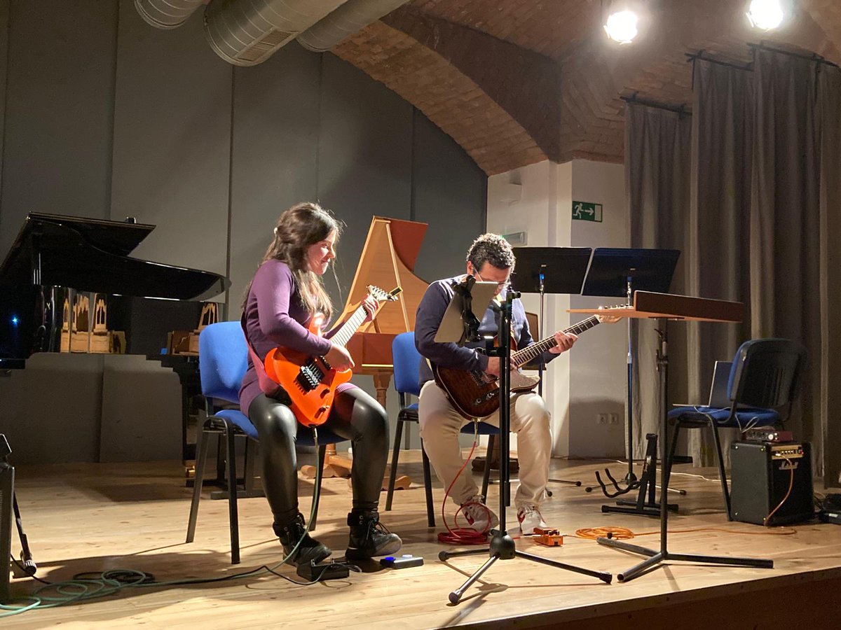 OmarRojasComp's tweet photo. Bellos recuerdos del pasado Diciembre, donde junto a mi hija realizamos el estreno de mi obra "Papalotes" para dos guitarras eléctricas en la Sala de Cámara de la Facultad de Música de JAMU, en el marco del festival Setkavani Nove Hudby Plus. https://t.co/c90poM87cj