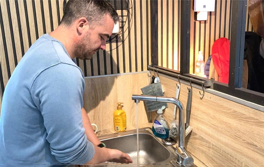 Polluant dans l'eau : le CVM, ce gaz cancérogène présent dans certaines canalisations en PVC.
Le CVM, pour chlorure de vinyle monomère, migre des tuyaux jusque dans l'eau potable. 
Les zones rurales en France sont principalement concernées. 🚰
radiofrance.fr/franceculture/…