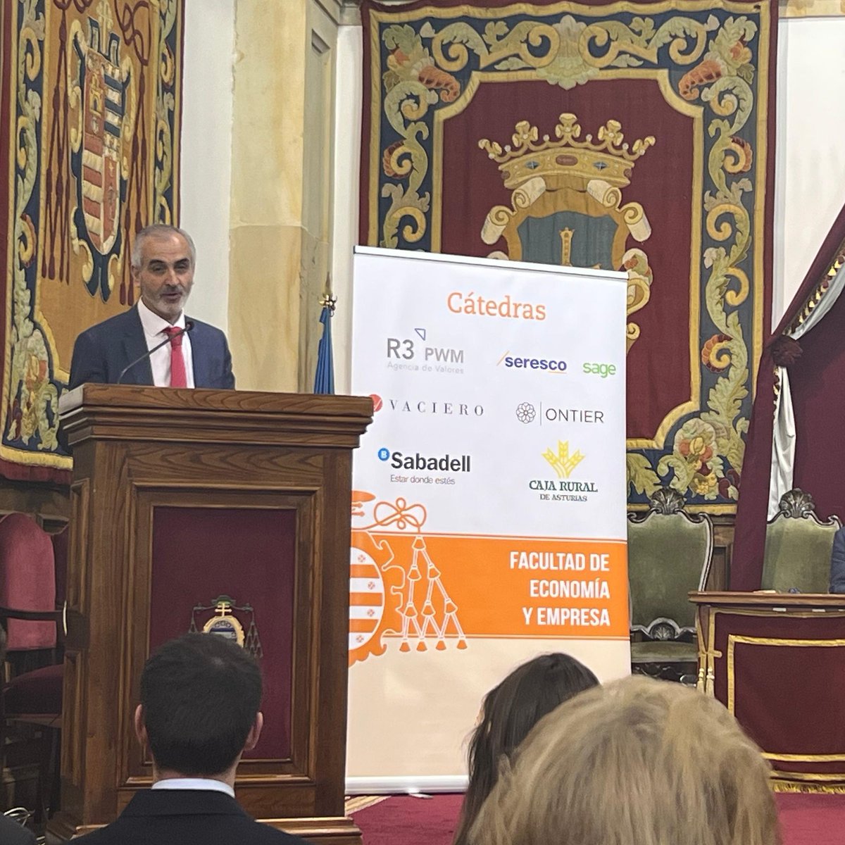 seresco's tweet photo. 🗣️“Un trabajo que no nos es ajeno porque #Seresco es un referente en #IT dentro en el sector primario con numerosos proyectos de I+D en este campo”, Jaime Reinares de @seresco en la entrega de premios TFG de las Cátedras AACSB de la Facultad de Economía y Empresa @uniovi_info https://t.co/HU7YFD6Mtr