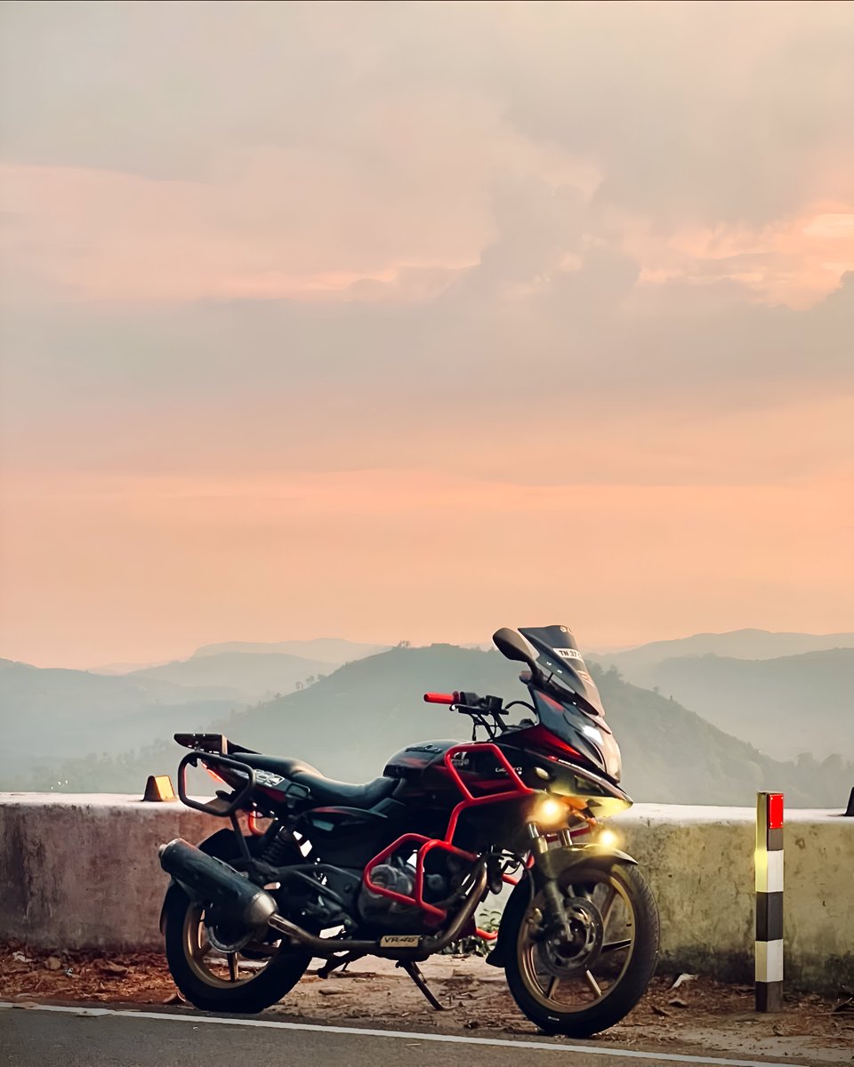 LLUVIATURIZMO's tweet image. 🔥 Gear up your Bajaj Pulsar 220 for the ultimate ride! Transform your bike with premium accessories from LLUVIA Industries. 💯

🎯 Don&apos;t wait—order now at lluvia.in

Photo Credit: @mr_hari_drossi46 🏍️

#lluviaturizmo #pulsar220 #LLUVIAIndustries #pulsar220f #220f