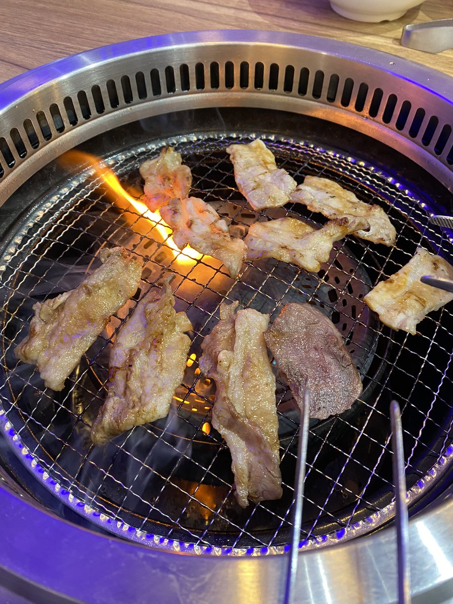 cebu_japan2's tweet photo. 牛タン、カルビ、ハラミの250gセットを注文
779peso (約2,100円)

感想は言わなくてもわかるよね笑
日本では行った事ないからわからないんだけど美味しいのかな？
#セブ #jmall #焼肉 https://t.co/ZNIqvNRGfV