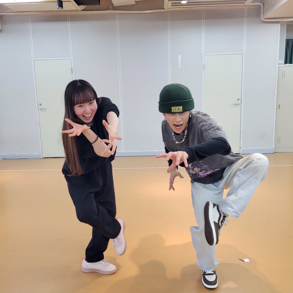 TVA_News's tweet photo. ˗ˏˋこども交流会に参加！ˎˊ˗
 
秋田県五城目町と千代田区の交流会に、スタッフとして参加しました！🙌🏻
交流会には小学生が参加し、ゾンビになりきって「スリラー」のダンス動画を撮影！🧟
 
ゾンビの特殊メイクとスリラーのダンスレッスンを、それぞれ#特殊メイク学科  #ダンス学科 の学生が担当し、 #マスコミ出版芸能学科 の学生が動画撮影のサポートをして交流会を盛り上げました！🔥
 
@SFXmup418 @tva_dance_ @tva_mass #交流 #五城目町 #千代田区 #スリラー #ゾンビ #特殊メイク #ダンス #レッスン #メイク #２１世紀アカデメイア #tva #東京ビジュアルアーツアカデミー