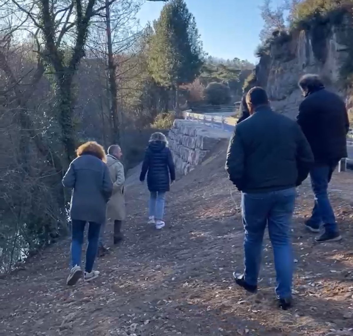 Juntsmunicipis's tweet image. 📹 El diputat @ramonbacardit ha visitat les obres de l’escullera de Santa Maria de Merlès amb l&apos;alcaldessa, Sara Costa (@saracopu). Aquest projecte ha resolt un problema de seguretat viària i protecció del territori, responent a les necessitats del municipi.

🤝 Una actuació feta…