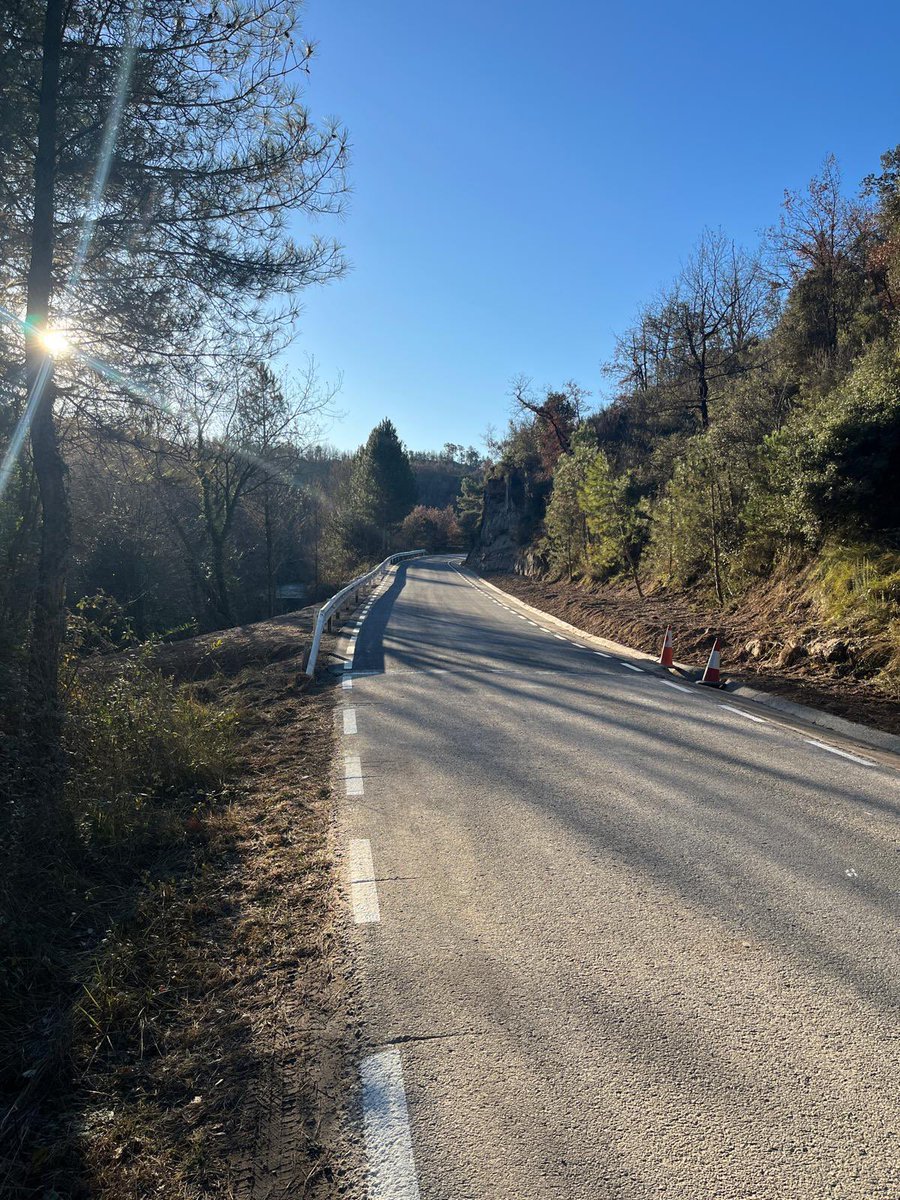 Juntsmunicipis's tweet image. 📹 El diputat @ramonbacardit ha visitat les obres de l’escullera de Santa Maria de Merlès amb l&apos;alcaldessa, Sara Costa (@saracopu). Aquest projecte ha resolt un problema de seguretat viària i protecció del territori, responent a les necessitats del municipi.

🤝 Una actuació feta…
