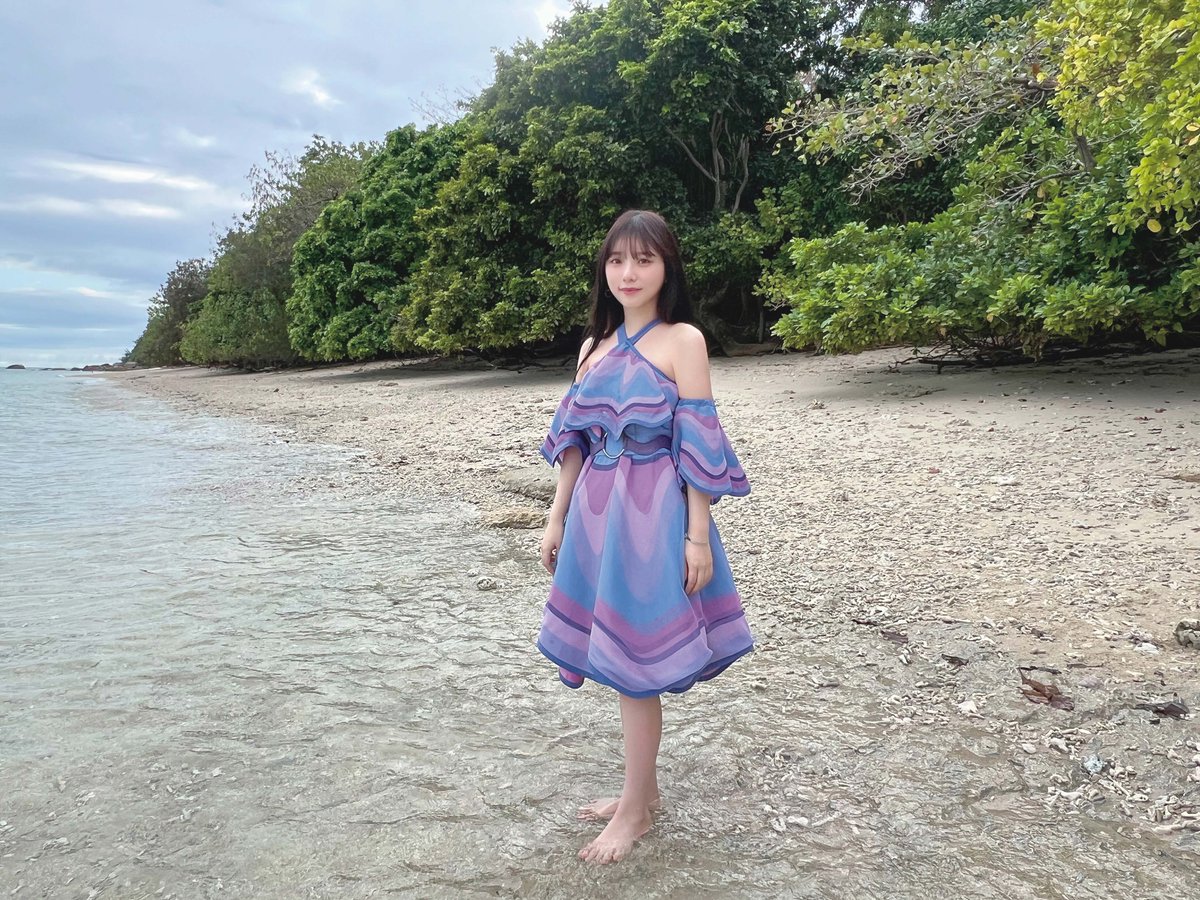 通常版の裏表紙にもなった『逃げ水』衣装のオフショットをプレゼント