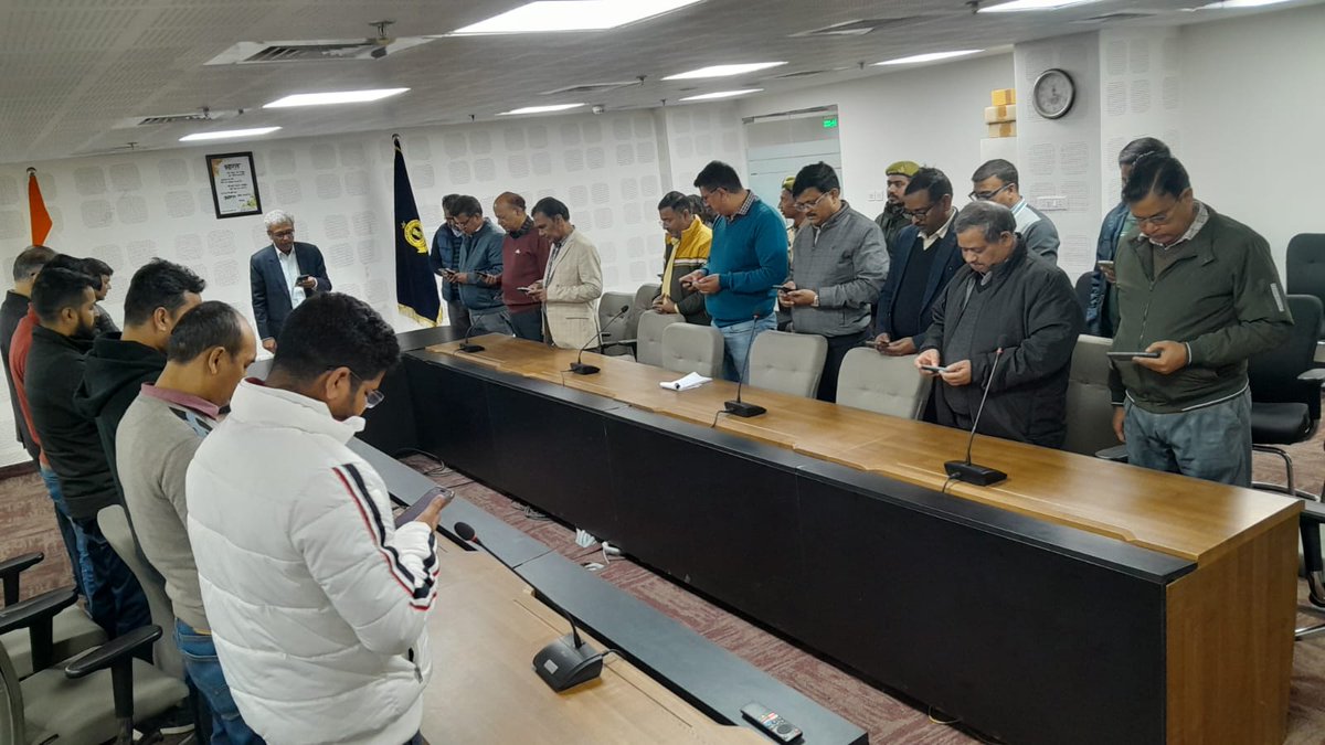 CgstAuditNoida's tweet photo. स्वच्छता पखवाड़ा 16.01.2025 से 31.01.2025 तक के अंतर्गत आज दिनांक 16.01.2025 को प्रधान आयुक्त श्री गौरव कुमार, लेखा परीक्षा आयुक्तालय नॉएडा द्वारा कार्यालय के सभी अधिकारियों और कर्मचारियों को स्वच्छता की शपथ दिलाई गई|
@dghrd_cbic @cgstcusmeerut https://t.co/BbC9lud4LC