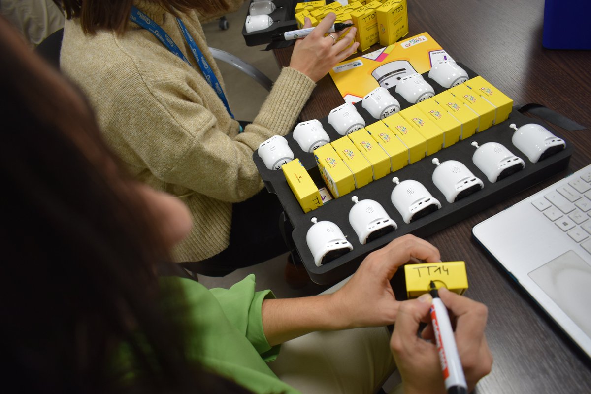 ¡Estamos emocionadísimos de anunciar la llegada de nuestros nuevos robots True True! 🤖🚀 Gracias al programa "Código Escuela 4.0" de la Comunidad de Madrid. 
#CódigoEscuela4_0_Madrid #TrueTrue #InnovaciónEducativa #PensamientoComputacional