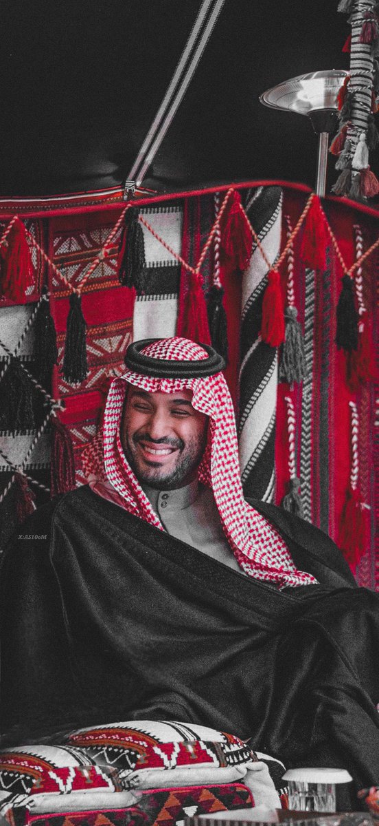 binfhm1's tweet image. يا حي شوفتك يا راع الحجاج الضحوك
عز الله إنْها يا أبو سلمان ما تنوصف

حنّا نحبّك مثل ما نْحب جدّك و أبوك
محبّةٍ في صدور الشعب ما تختلف

يا حظنا فيك يا مْحمد حفيد الملوك
لك هيبةٍ خلّت قْلوب العدا ترتجف

و إنّ كان تبغى الكلام اللّي بليّا شكوك
حنّا معك كل أبونا يا محمد نقف