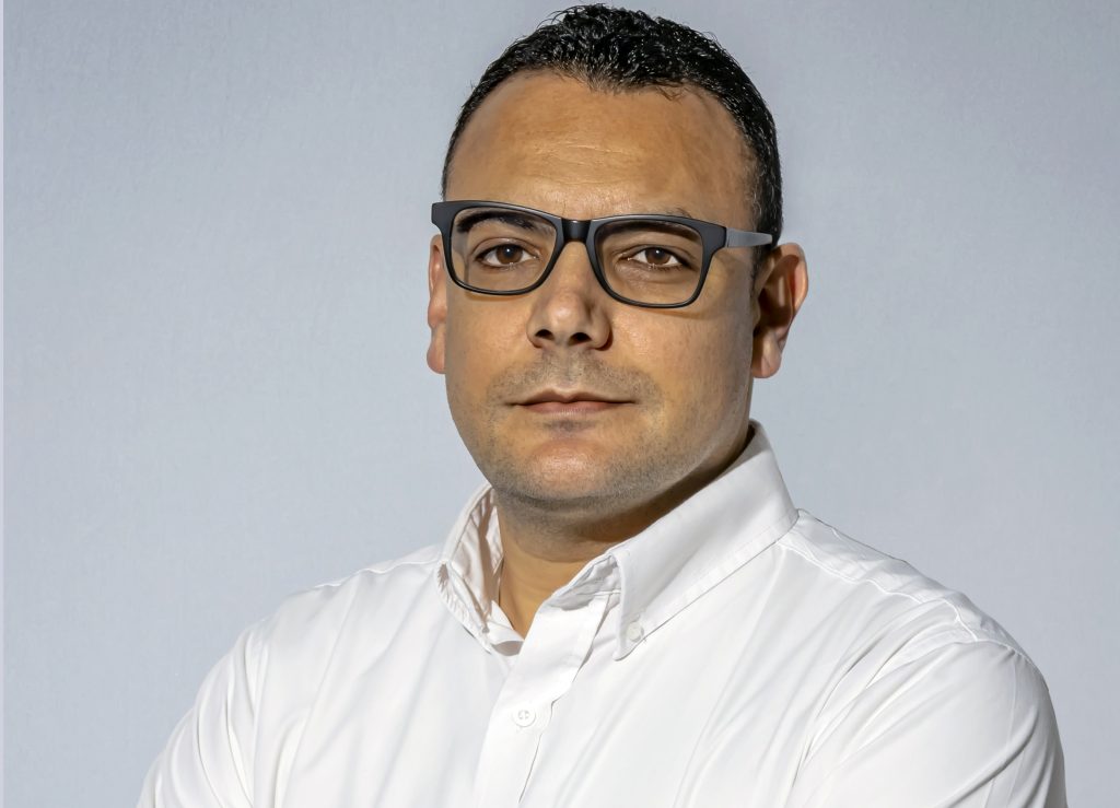 businessXplain's tweet image. SPAR SELLS HEAD OFFICE TO SURVIVE

Spar is selling its Pinetown head office and other non-core assets to reduce its massive R9-billion debt. The group is also exploring leasing its fleet and selling some of its corporate stores. 

These steps follow a disastrous investment in…