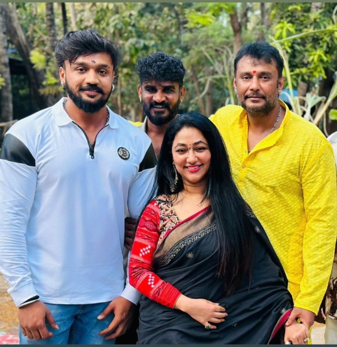 𝐑𝐨𝐚𝐬𝐭 𝐃𝐁𝐨𝐬𝐬 𝐇𝐚𝐭𝐞𝐫𝐬™ (@rdh__official) on Twitter photo ಕಷ್ಟದಲ್ಲಿ ಜೊತೆ ನಿಲ್ಲೋವ್ನೆ ನಿಜವಾದ ಸ್ನೇಹಿತ..💥
Boss Family with <a href="/Dhanveerahh/">Dhanveerah</a> & <a href="/IamChikkanna/">Chikkanna</a>
#DBoss𓃰 | <a href="/dasadarshan/">Darshan Thoogudeepa</a> 👑
#DBoss | #BossOfSandalwood | #Darshan ಕಷ್ಟದಲ್ಲಿ ಜೊತೆ ನಿಲ್ಲೋವ್ನೆ ನಿಜವಾದ ಸ್ನೇಹಿತ..💥
Boss Family with <a href="/Dhanveerahh/">Dhanveerah</a> & <a href="/IamChikkanna/">Chikkanna</a>
#DBoss𓃰 | <a href="/dasadarshan/">Darshan Thoogudeepa</a> 👑
#DBoss | #BossOfSandalwood | #Darshan