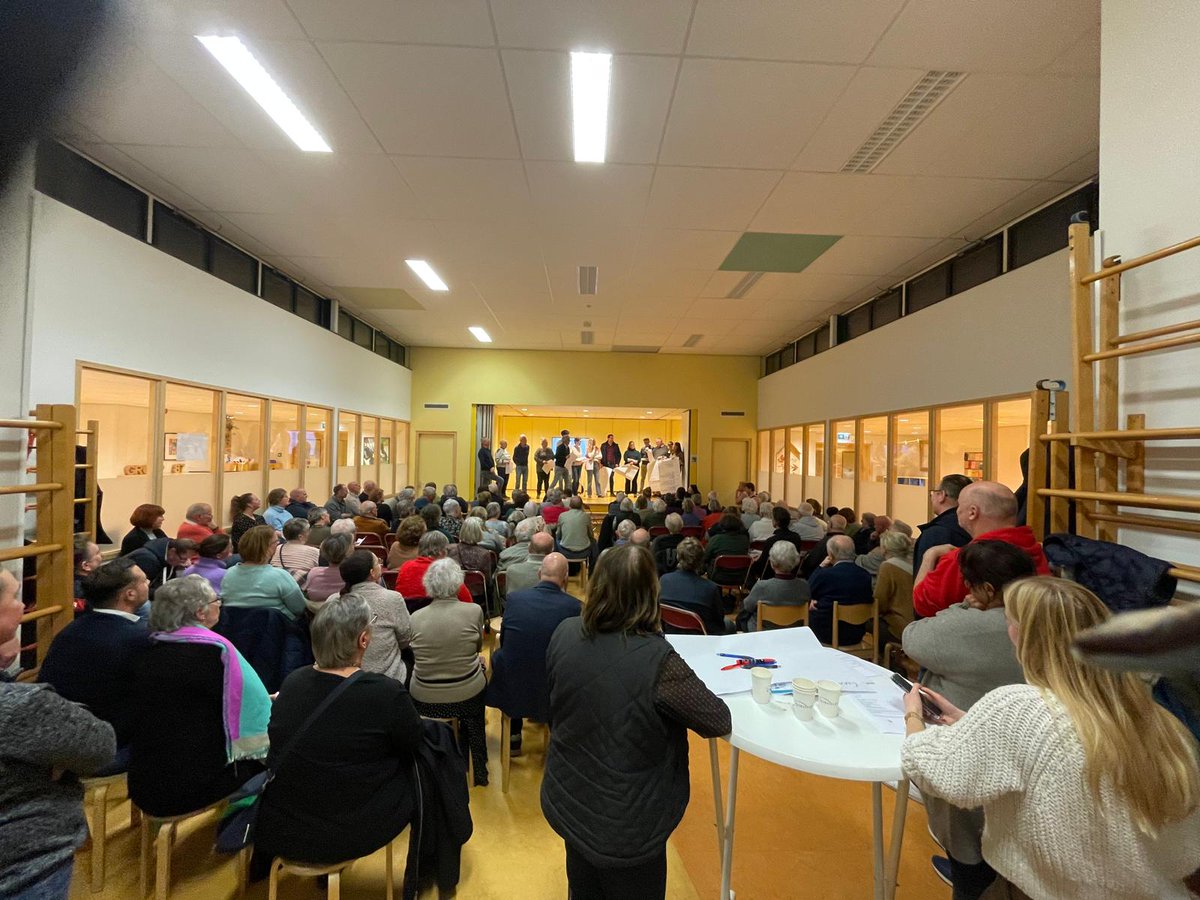 BelangenBurger's tweet photo. Wat mooi om te zien! Grote opkomst tijdens de eerste bijeenkomst van Dorpsvereniging #WestSaam, opgericht om de #leefbaarheid in Westmaas te vergroten

Aankomend #burgerraadslid Bas De Nooij was aanwezig om visies van #inwoners over de toekomst van hun (en zijn) dorp te horen 💬 https://t.co/wPU4zitxfY