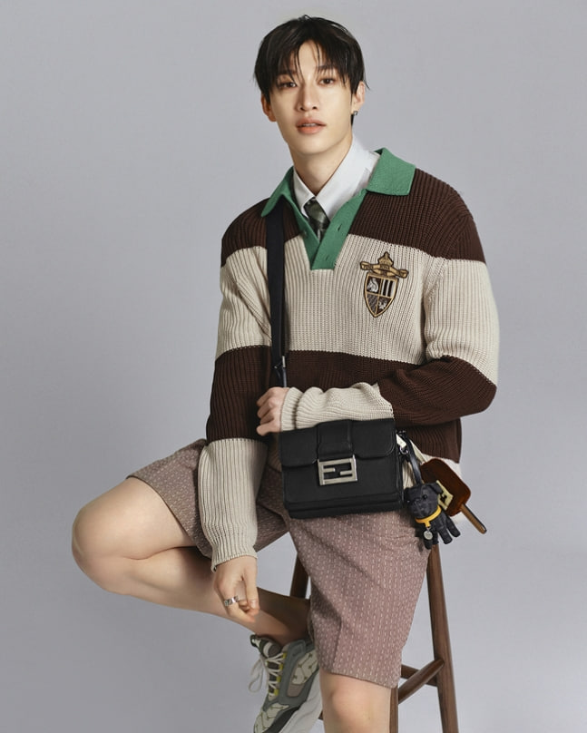 modest_stay's tweet photo. 16 января модный дом #Fendi официально объявил, что Бан Чан был выбран новым лицом бренда

#BangChan — певец, рэпер, композитор и продюсер. С момента дебюта в 2018 году как лидер Stray Kids он пр��должает расширять своё влияние. 

#BangChanxFendi 
#BangChanFendiAmbassador https://t.co/N906AZl3vF