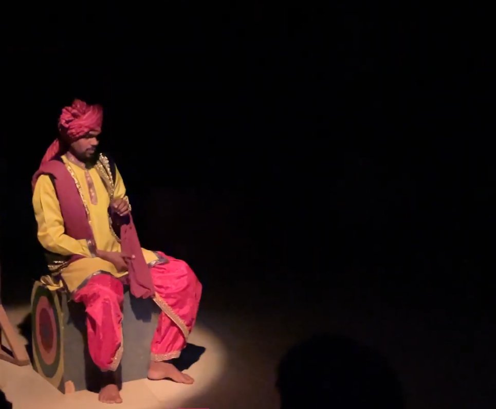 itxtar's tweet photo. 🎭
Master of performing art in Theatre
Dr. Hari Singh Gour University Sagar m.p

Story - Kanua naai
Writer - Susheel Kumar Singh 
Director - Shubham sharan
Character - Mantri 

Second Semester Classroom Production
#himanshukumarsagar #theatre https://t.co/EazUKFC5Ih