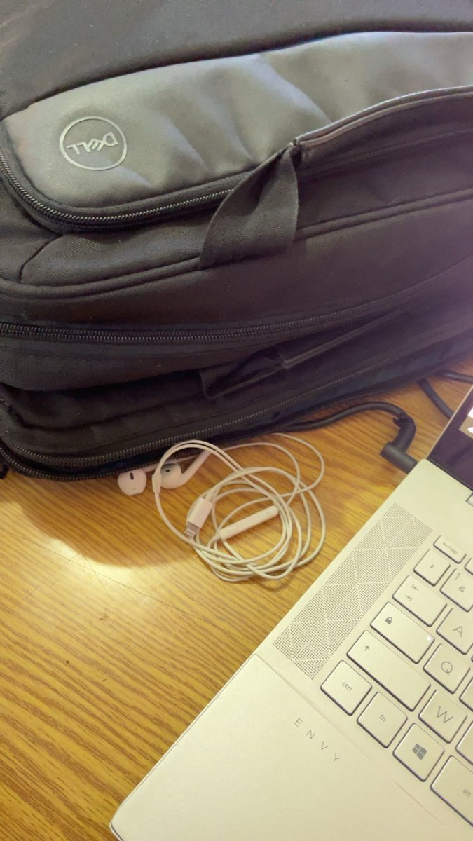 eikichiqlf_'s tweet photo. Je suis à la BU, y’a une fille que je connais pas qui est venue, elle m’a donné son PC en me demandant si je pouvais le garder et lui rendre ce soir et elle m’a laissé son num mais sérieux, faut pas avoir autant confiance aux gens madame mmdrr https://t.co/3PfTxdr1zb
