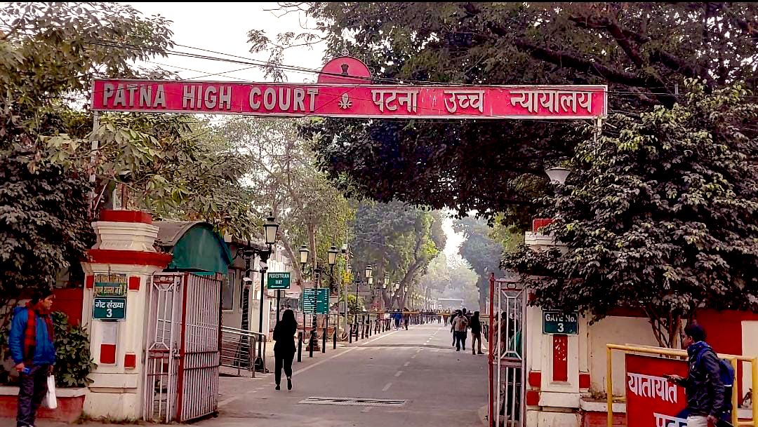 raushan1603's tweet photo. पटना हाईकोर्ट में पिछले डेढ़ घंटे से चल रही ज़ोरदार बहस, आज क्या होगा ? 2 बजे तक फैसला आयेगा।
#bpsc #BPSC70th #BPSC_SHIKSHA_SATYAGRAH #bpscreexam #bpscprotests #nitishkumar #BPSC_SHIKSHA_SATYAGRAH https://t.co/o77RPgxfWq