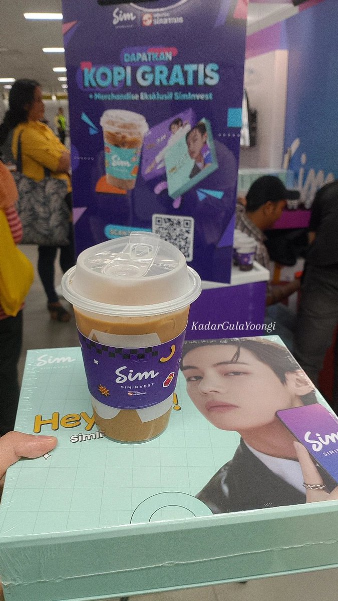 KadarGulaYoongi's tweet photo. 💌Happy mail's hari ini abis berburu free coffee+ merchandise Sim Invest x Taehyung di Stasiun MRT Bundaran HI🌸
thank you so much💜💜 @siminvest_id
#SimPhoria #SimInvestxV #SimInvestandV https://t.co/WCRUcMwWKj