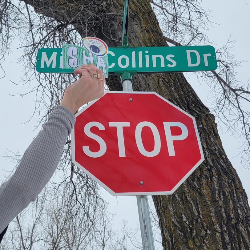 MishaShirt's tweet photo. Katy learned 2 important things today.
1) how naive she was about the true height of certain street signs, and 2) how NOT sticky Scotch tape is when it's below zero weather out.
Pg1
#mishacollins #dammitmisha #gishon #mishamagic #sisterhoodofthetravelingmishashirt https://t.co/oA0togqMC7