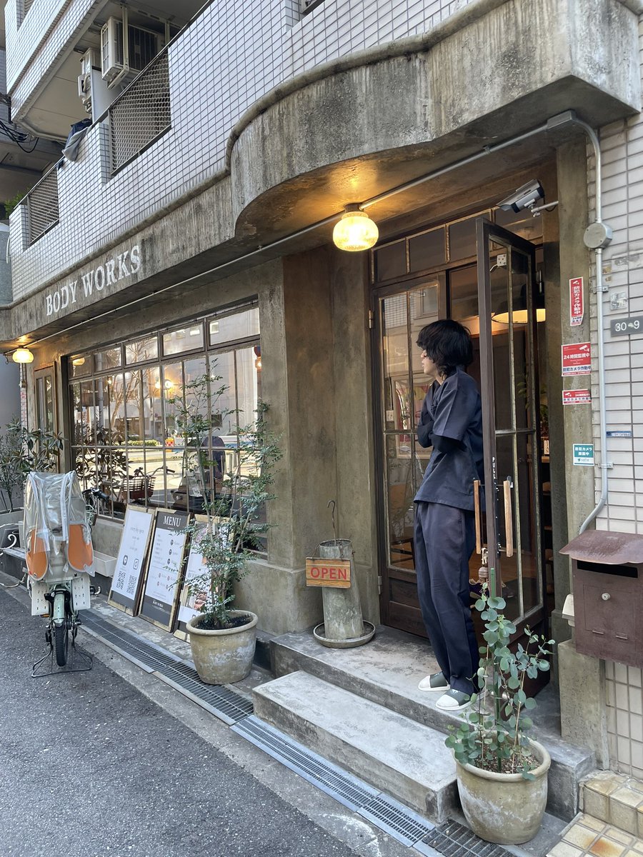 wshun0225's tweet photo. 先月から体にガタがきまくってて困ってた所、渋谷で仲良くなった@popo_shinkyu に鍼打ってもらいに大阪へ。
若いのにスゲー奴だ!
体がようやく年明けを迎えました🌅
朝早くからありがとう!!
#BODYWORKS https://t.co/pzNb6xzdNy