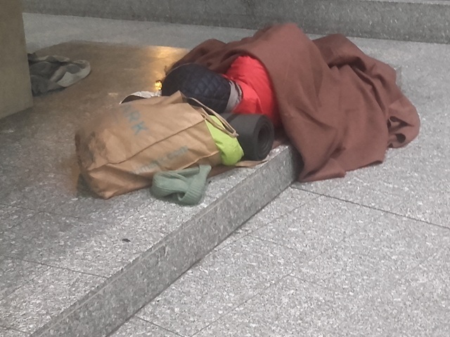 bloglezer's tweet photo. Onder de winter
slaapt hij, dromen in de kou
stilte roept om hulp
Uit: https://t.co/FvWAno6Pn8 #poverty #humanity #pauvrete #Homeless #dakloos #homelessness #HumanRights #PoemADay #poetrycommunity #poetry #gedicht #gedichten #dakloosheid #writerscommunity #thuisloos #hope #HSP https://t.co/RB6twRDvkA