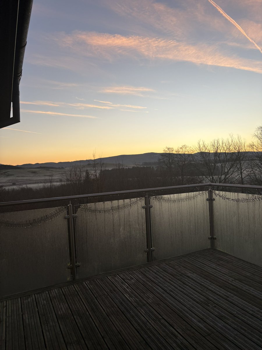 Miss__AThompson's tweet photo. What a gorgeous view to wake up to this morning at work. Getting ready for another fun filled day @AppleBendrigg https://t.co/sfyFg1xns1
