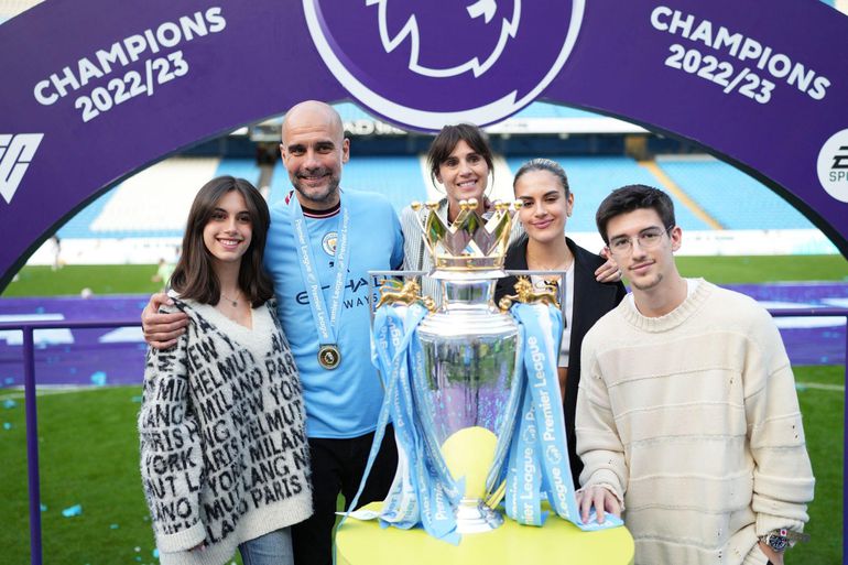 Jakbluesmcfc's tweet photo. Ternyata, Man City jadi alasan Guardiola diceraikan Istrinya setelah 30 Tahun bersama. Sebab mereka sudah berencana untuk memulai kehidupan baru di Uni Emirat Arab. Tetapi keputusan Pep untuk bertahan di Man City sampai 2027 membuat Serra berkata "cukup sudah". https://t.co/wfL7WESr6A