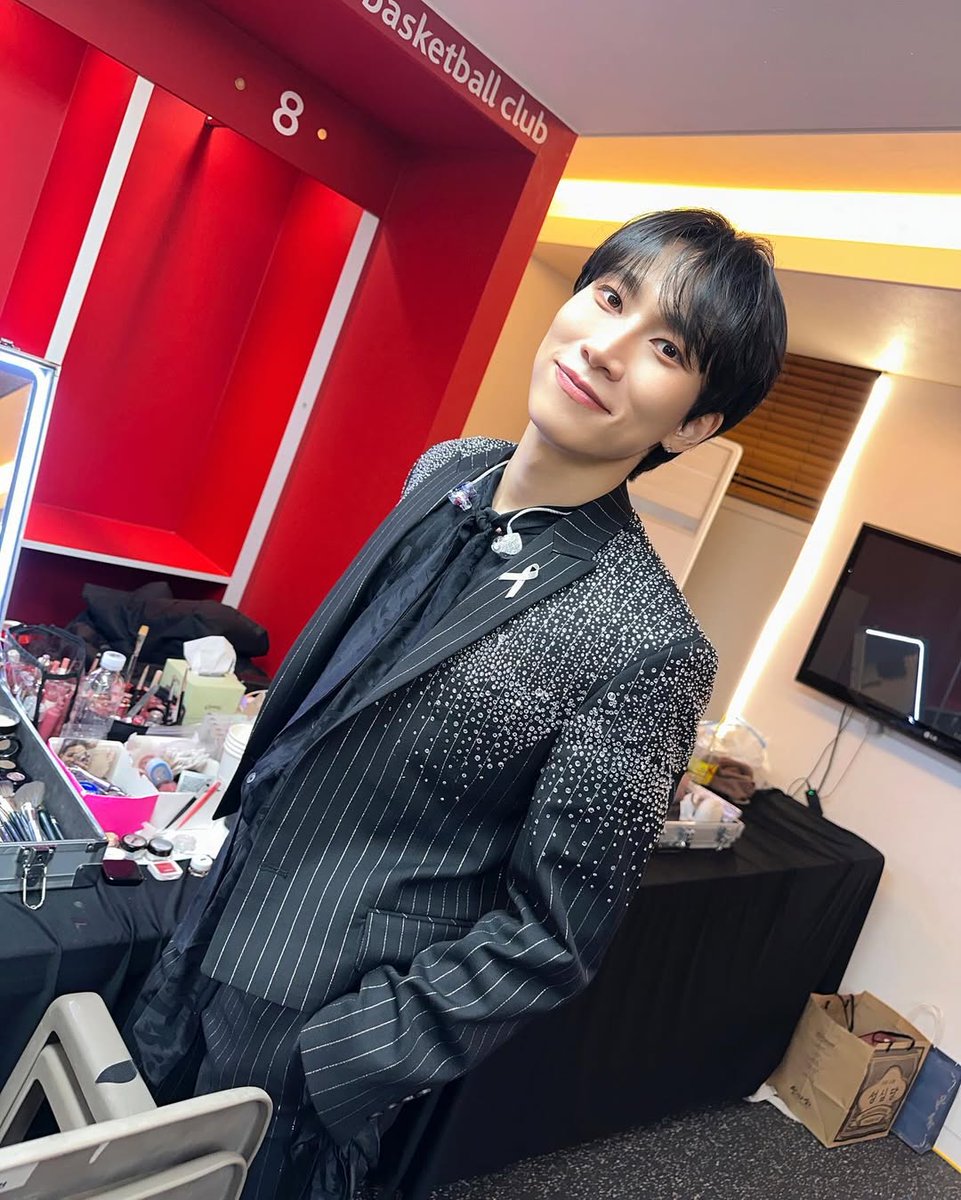 whatsub_24's tweet photo. 드디어 이면식까지 오셔서 4명 대기실컷 드볼함 https://t.co/mwHeT5ofLD