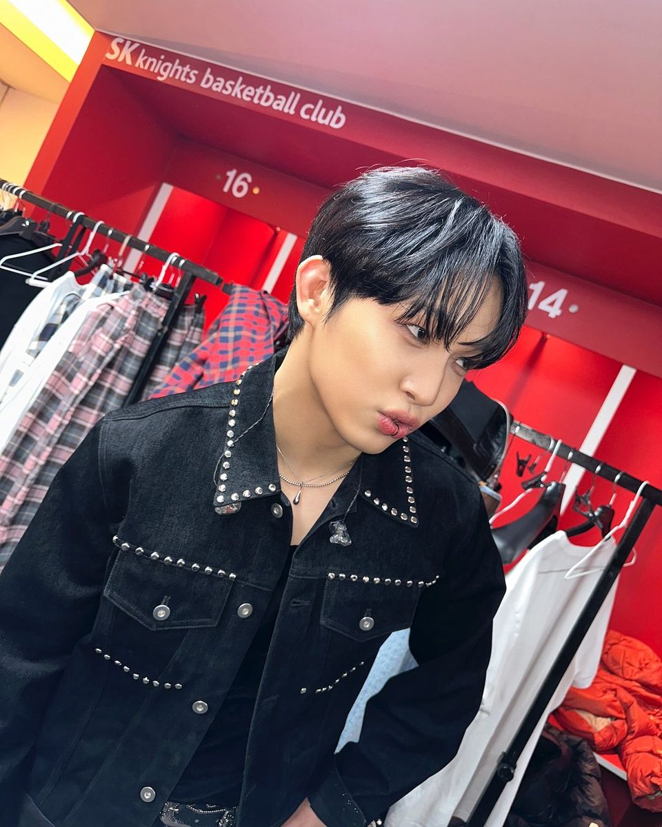 whatsub_24's tweet photo. 드디어 이면식까지 오셔서 4명 대기실컷 드볼함 https://t.co/mwHeT5ofLD