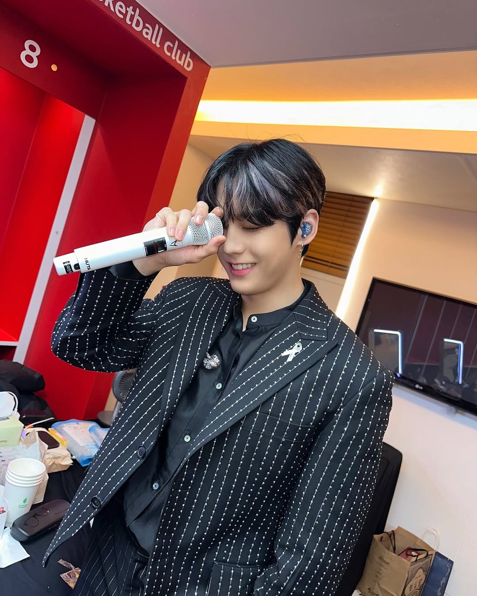 whatsub_24's tweet photo. 드디어 이면식까지 오셔서 4명 대기실컷 드볼함 https://t.co/mwHeT5ofLD