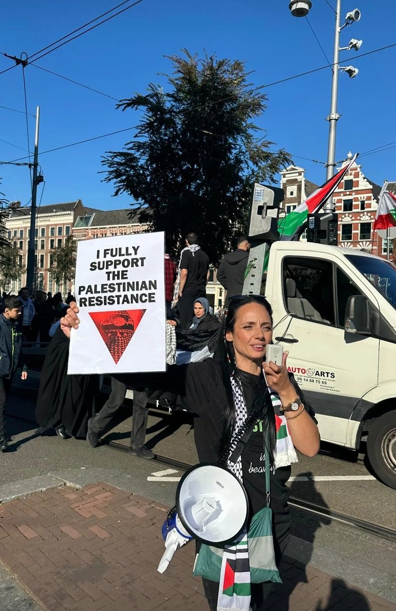 In het <a href="/NOS/">NOS</a> journaal van gisteren viel mij opeens iets op. Deze mevrouw 

tinyurl.com/yppmdrnb

die zei zo enorm rouwig te zijn over de oorlog in Gaza, is dezelfde mevrouw die zich op 7 oktober 2024 (!) tijdens de herdenking van de aanslagen, volledig achter de daden van Hamas