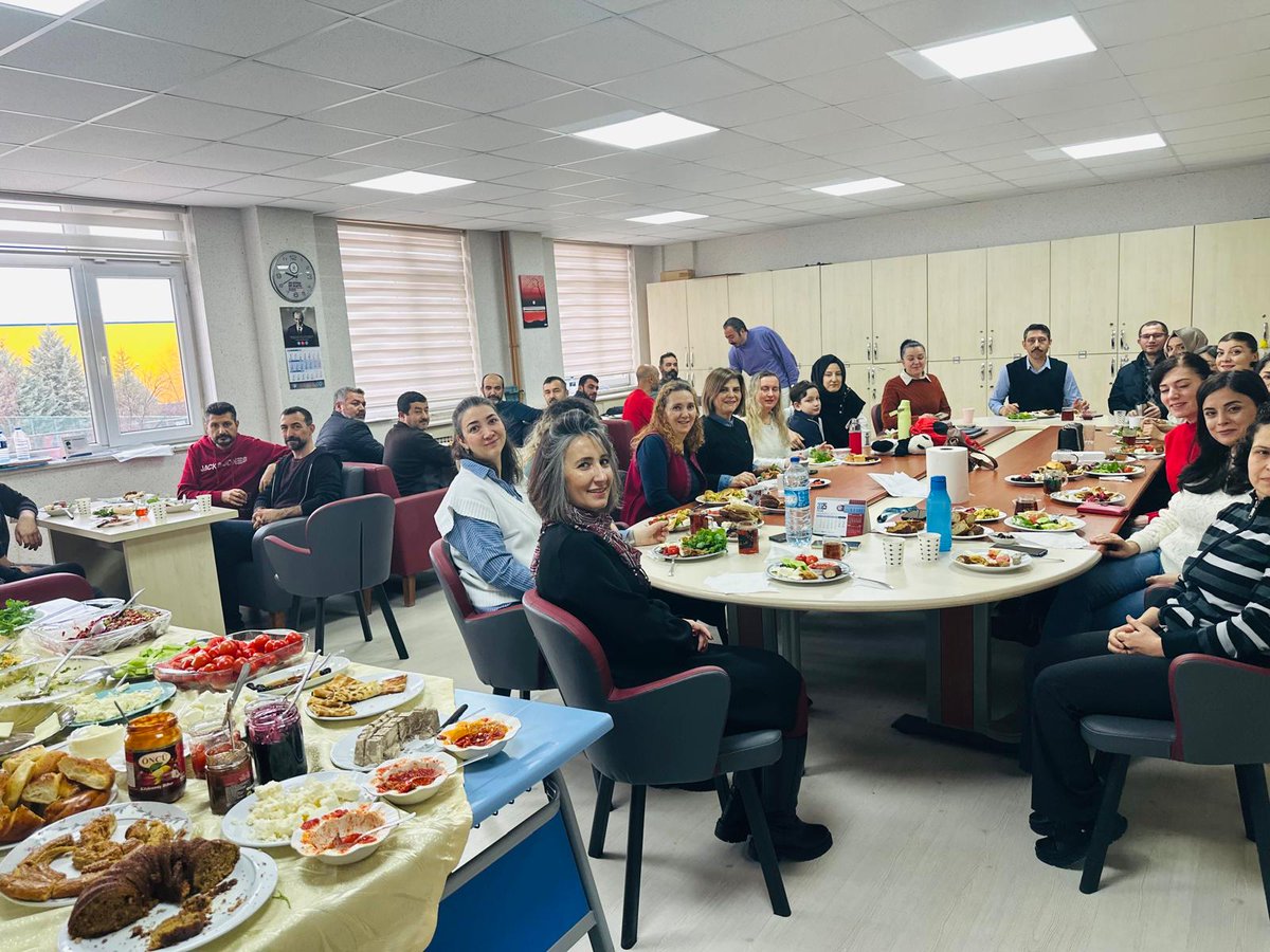 fatiherdogan79's tweet photo. MHGFL ailesi olarak birinci dönemi kahvaltı ile kapatıyoruz. Biz büyük bir aileyiz. @mhgfenlisesi https://t.co/MpXJt6lKBE