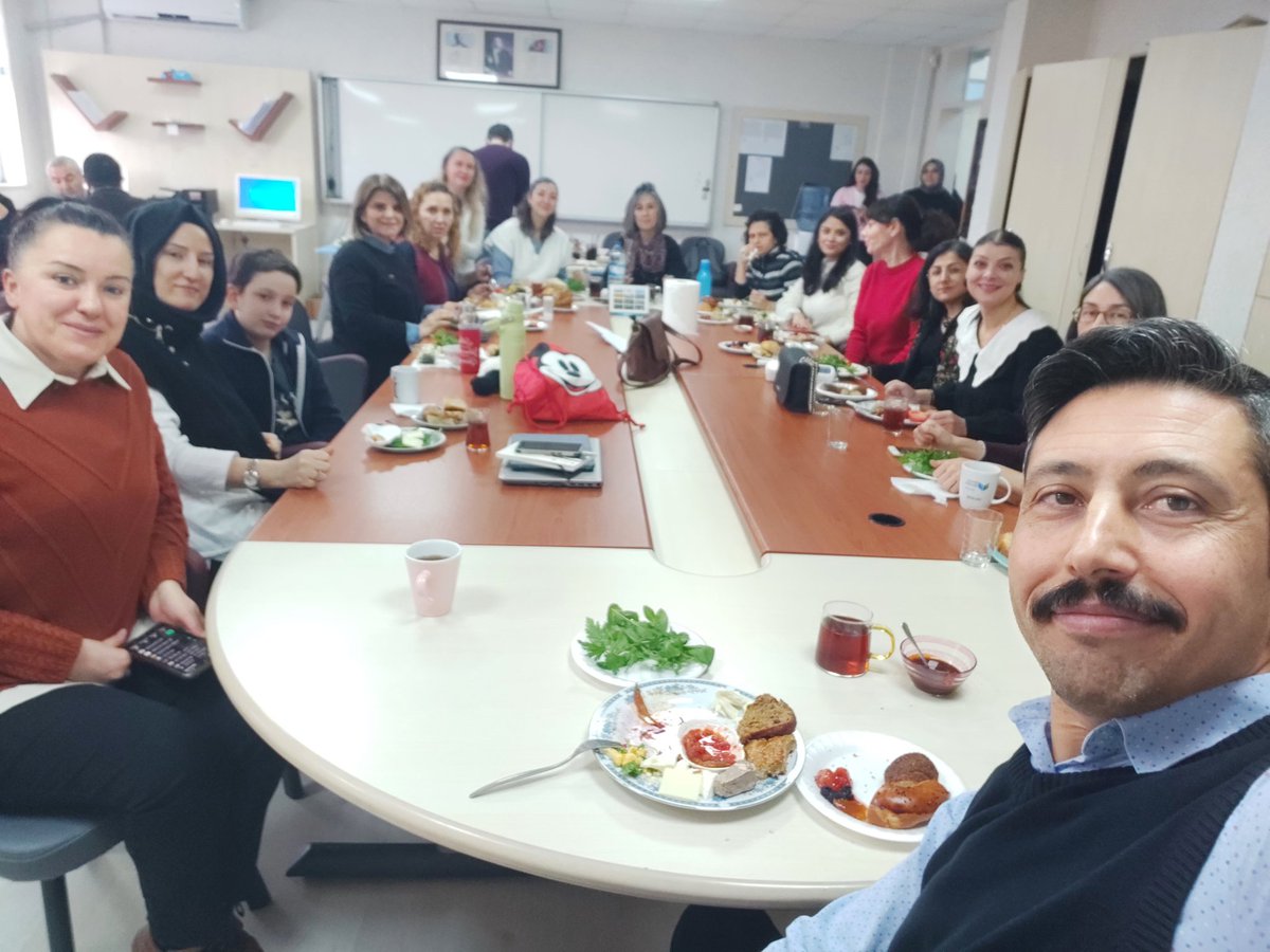 fatiherdogan79's tweet photo. MHGFL ailesi olarak birinci dönemi kahvaltı ile kapatıyoruz. Biz büyük bir aileyiz. @mhgfenlisesi https://t.co/MpXJt6lKBE