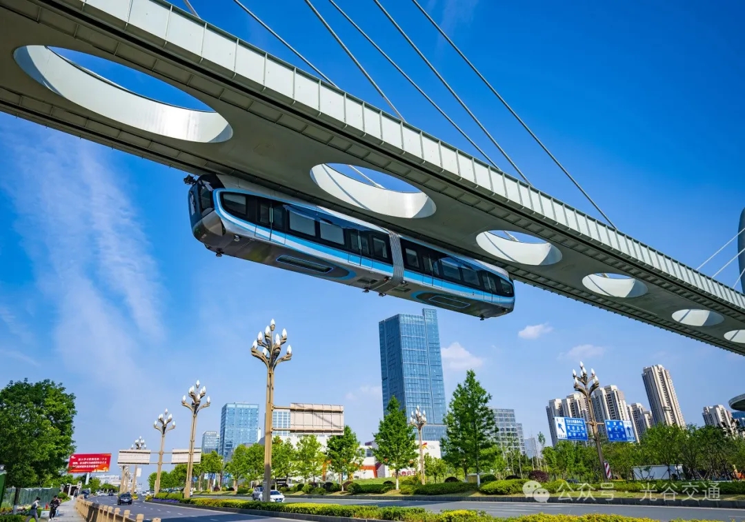 OpticsValleyCN's tweet photo. Another major victory for #OVC! After receiving the prestigious Tien-yow Jeme Civil Engineering #Prize, the OVC sky rail – China's only commercially operated suspended #monorail – has won the 2024 China Good Design Award! #OVCTransport #OVCInnovation https://t.co/eWYLGI8U1d