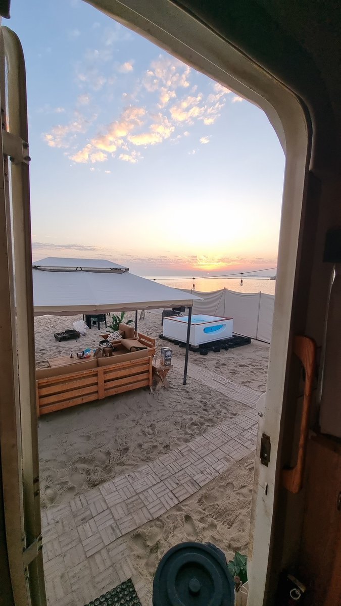 Asi_2x's tweet photo. تجربة جديدة وممتعة وجميـــلة ( كرڤان على البحر ) 🌊🚐🤍 https://t.co/9vi0KKU6H2