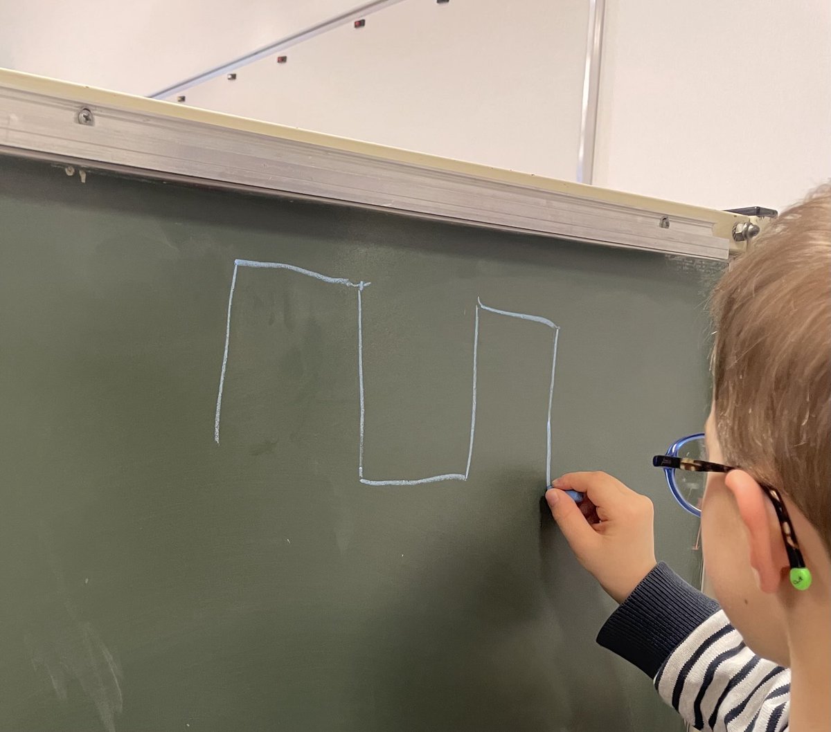 Nous nous sommes entraînés à reproduire les « dents » des tours de l’échiquier… cela s’appelle des créneaux ! Nous essayons maintenant de les tracer…