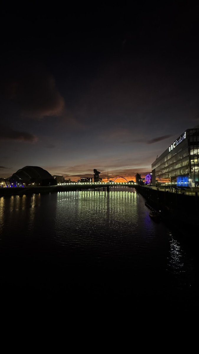JohnScale's tweet image. Beautiful sunrise in Glasgow this morning