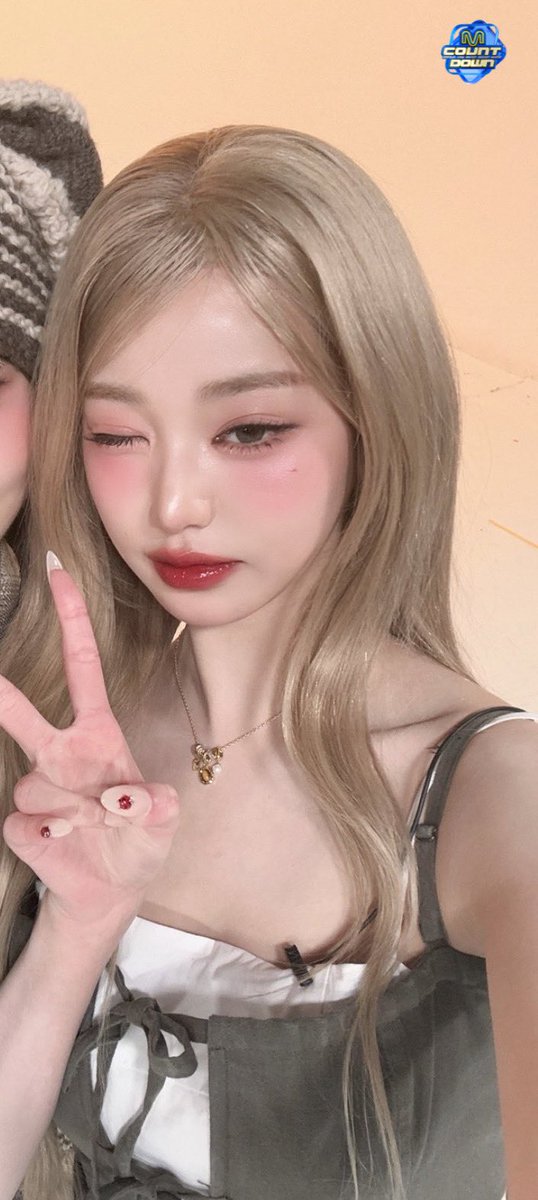 im so obsessed with blonde wonyoung