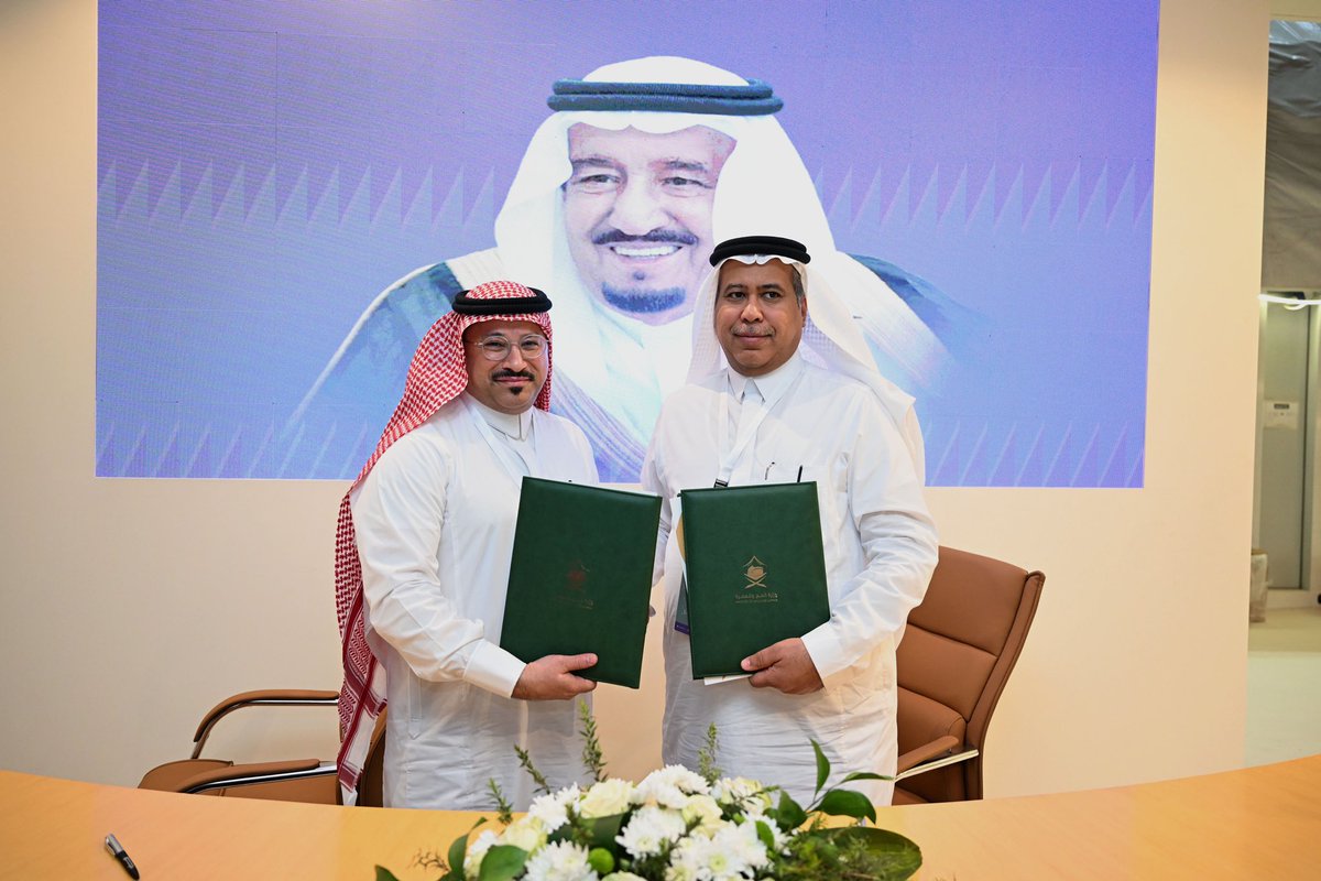Alafandiasa's tweet photo. يسرنا في شركة الأفندية للتجارة ممثلة بالدكتور عبدالله غازي العيتاني الإعلان عن توقيع شراكة استراتيجية مع شركة مشارق @mashariqsa، لتطوير وتعزيز خدمات الحج وتلبية احتياجات السوق. @HajjConfEX #مكة_المكرمة، #المدينة_المنورة، #التميز_في_التعدد #الطريق_الى_النسك #مؤتمر_ومعرض_الحج https://t.co/d3YeqXMyOS