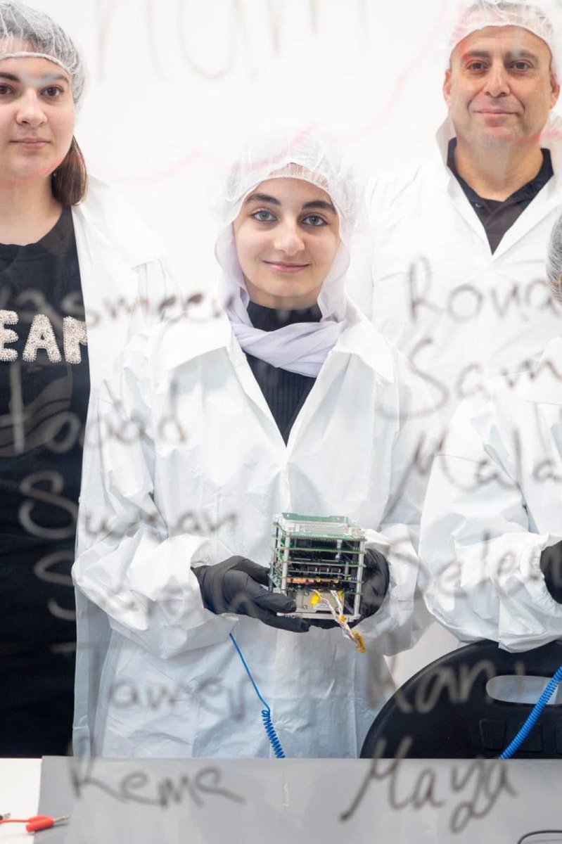 IsraelinRomania's tweet photo. În #Israel, nici măcar cerul nu este limita! 💙🇮🇱
În ultimii trei ani, un grup de elevi de liceu din satul druz Yarka din #Galileea a construit un satelit care urmează să fie lansat în spațiu în luna martie a acestui an.
În timp ce inamicii noștri își alocă resursele pentru a construi rachete menite să ucidă oameni nevinovați, israelienii le utilizează pe ale lor pentru a construi un viitor mai bun pentru toți - evrei, creștini, musulmani și druzi deopotrivă.
Mazal Tov! 👏