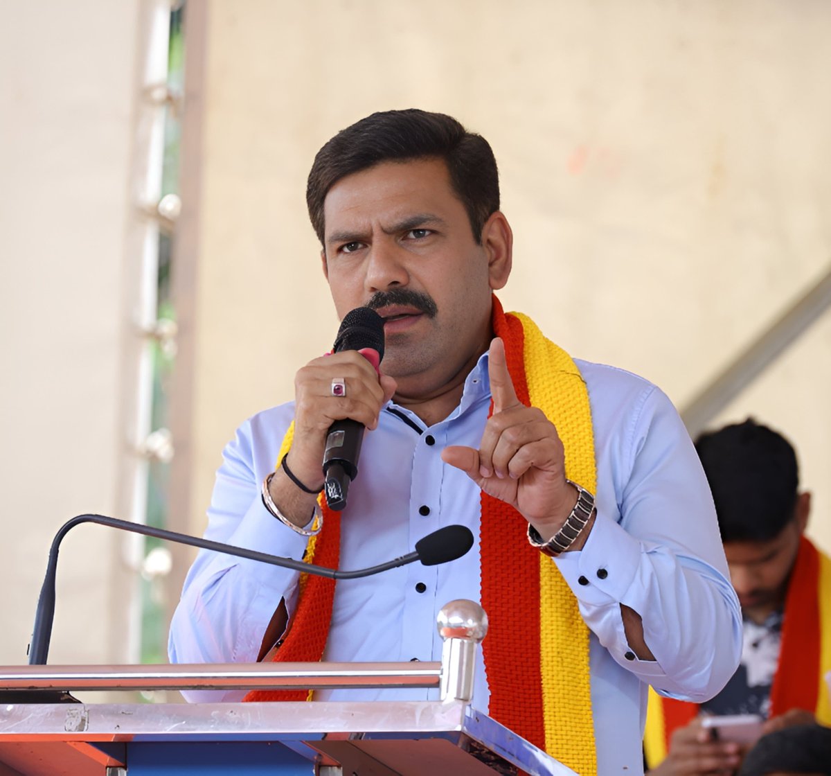 BJP4Karnataka's tweet photo. ಲೋಕಸೇವಾ ಕೆಎಎಸ್‌ ಪೂರ್ವಭಾವಿ ಮರುಪರೀಕ್ಷೆಯ ಕನ್ನಡ ಪತ್ರಿಕೆಯಲ್ಲಿ ದೋಷಗಳಾಗಿರುವುದರಿಂದ ಮತ್ತೊಮ್ಮೆ ಪರೀಕ್ಷೆ ನಡೆಸಬೇಕೆಂದು ಆಗ್ರಹಿಸಿ ಇಂದು ಫ್ರೀಡಂ ಪಾರ್ಕ್‌ನಲ್ಲಿ ಅಖಿಲ ಕರ್ನಾಟಕ ರಾಜ್ಯ ವಿದ್ಯಾರ್ಥಿಗಳ ಸಂಘದ ವತಿಯಿಂದ ನಡೆಯುತ್ತಿರುವ ಪ್ರತಿಭಟನೆಗೆ ಬೆಂಬಲ ಸೂಚಿಸಿ ರಾಜ್ಯಾಧ್ಯಕ್ಷರಾದ ಶ್ರೀ @BYVijayendra ಅವರು ಪ್ರತಿಭಟನೆಯಲ್ಲಿ ಪಾಲ್ಗೊಂಡು ವಿದ್ಯಾರ್ಥಿಗಳ ಅಹವಾಲು ಸ್ವೀಕರಿಸಿದರು.

ಈ ಸಂದರ್ಭದಲ್ಲಿ ವಿಧಾನ ಪರಿಷತ್‌ ವಿಪಕ್ಷ ನಾಯಕರಾದ ಶ್ರೀ @NswamyChalavadi , ಯುವ ಮೋರ್ಚಾ ರಾಜ್ಯಾಧ್ಯಕ್ಷರಾದ ಶ್ರೀ @dheerajmuniraj , ಬೆಂಗಳೂರು ಕೇಂದ್ರ ಜಿಲ್ಲಾಧ್ಯಕ್ಷರಾದ ಶ್ರೀ @sapthagirigowda , ಸಂಘಟನೆಯ ಪ್ರಮುಖರು, ವಿದ್ಯಾರ್ಥಿಗಳು ಉಪಸ್ಥಿತರಿದ್ದರು.

#KPSCMosa