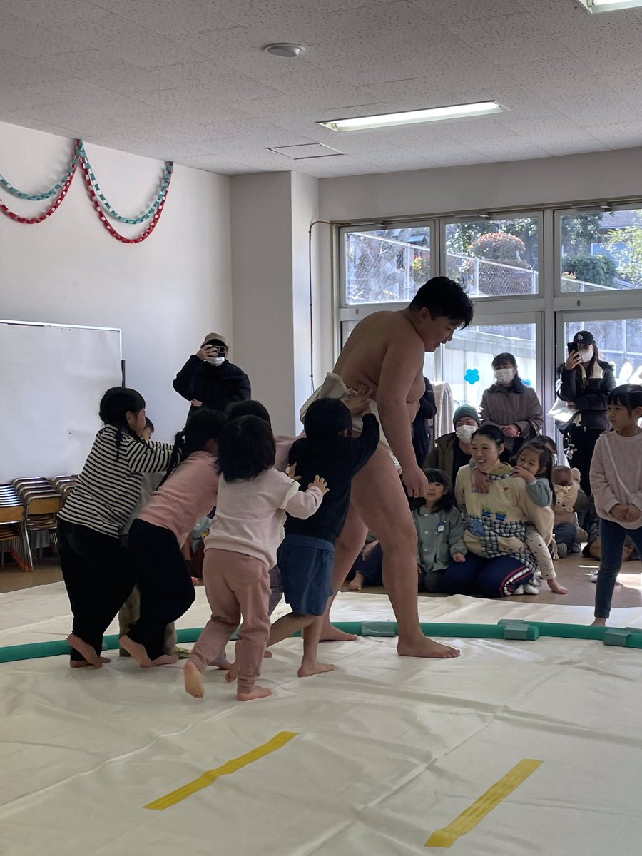 takehara_sumo's tweet photo. 先週の1月11日の土曜日に竹原こども園で相撲教室を開催しました‼️高校生たちの練習風景を披露したり、子どもたちに優しく相撲を教えてあげて一緒に相撲を取ったりしました‼️☺️ https://t.co/VfYpW2oeb6