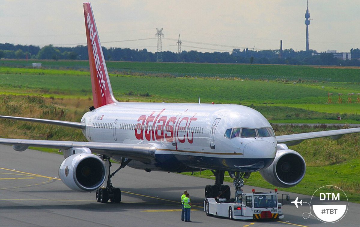 #Throwback ⏮️ In den Jahren 2004 und 2005 war die Boeing 757-200 der türkischen Atlasjet International regelmäßiger Gast am Dortmund Airport und hat Charterflüge nach Antalya durchgeführt.✈️✨

#dortmund #dtm #airport #aviation #planespotting #tbt #throwback #spotter #boeing757