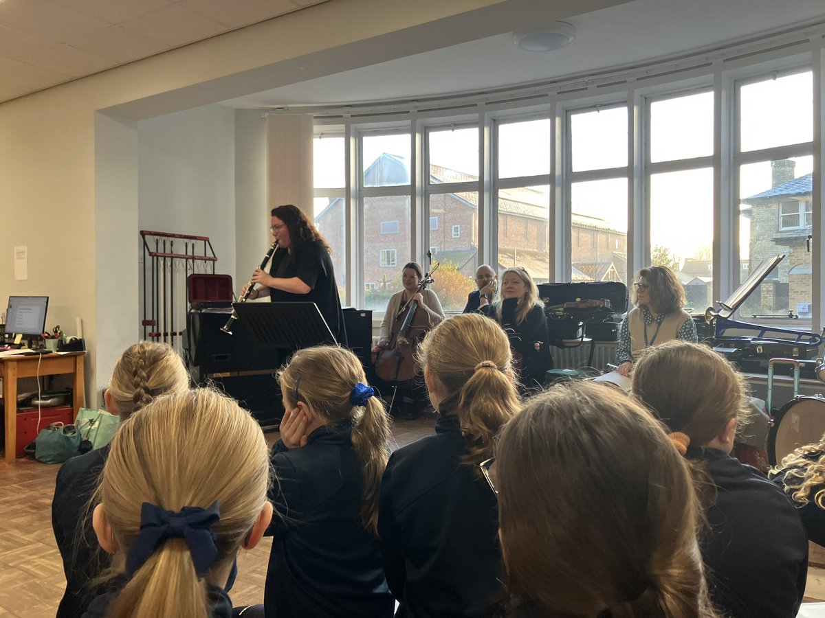 Year 4 will spend this term learning an instrument as part of their music curriculum. This morning they were treated to performances from the peri teachers to help them choose their instrument! 🩵💛