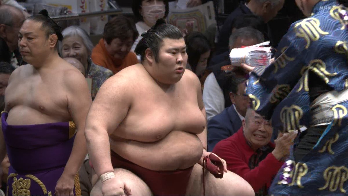 FoldermanJ's tweet photo. 集中してて見えてなかったけど、懸賞金が思いのほかいっぱいでびっくりする熱海富士　#sumo #nhk https://t.co/Cq9Iep0uPF